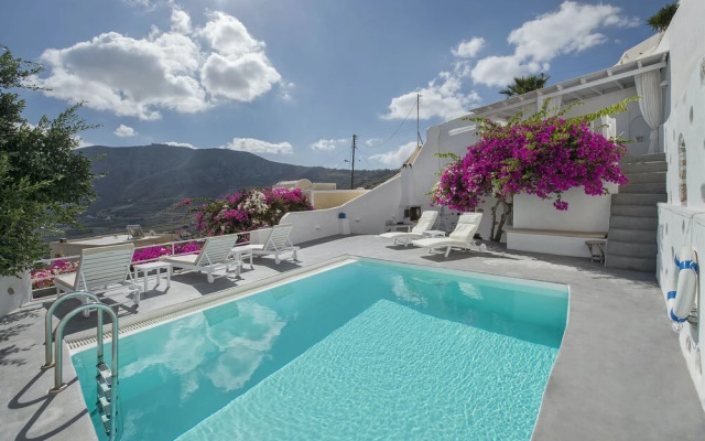 Pyrgos 3-bed Villa, Sleeps 8, With Pool and Aircon