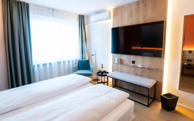 Ascona Lodge, Pool & Garden Retreat