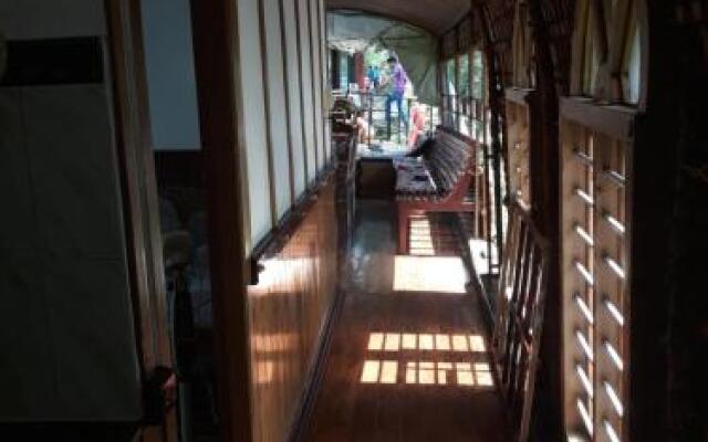 Houseboat (Grandeur Group)