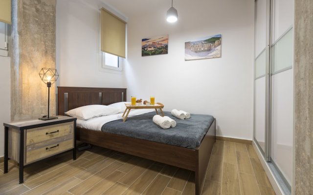 Comfy Kerameikos Apartment by Cloudkeys