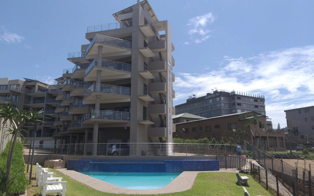 Whale Rock, Modern Beachfront Apartment
