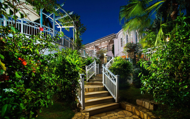Round Hill Hotel And Villas