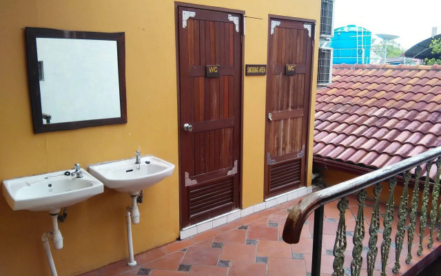 Kuching Waterfront  Lodge