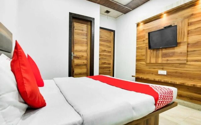 OYO Flagship 80706 Hotel Crown
