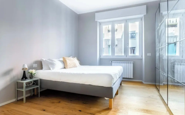 Charming flat with desk