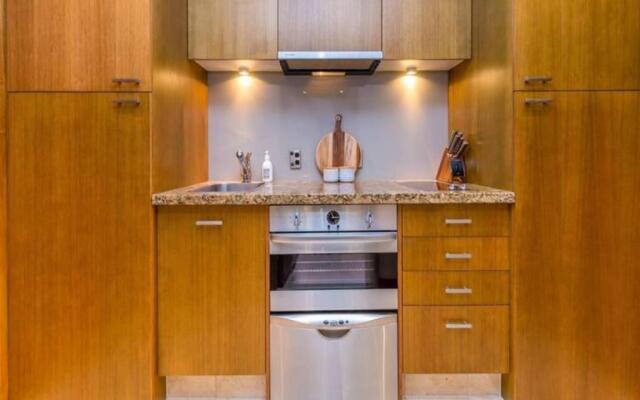 Stylish Central City Apartment with  Pool and Gym