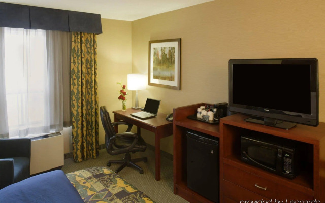 Travelodge by Wyndham Oshawa Whitby