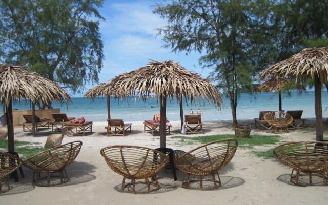 Footprints Beach Hostel  Bungalows