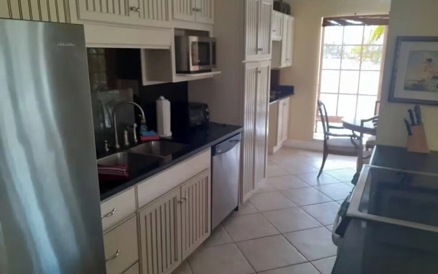 Villa w/ Pool & Dock in Marathon