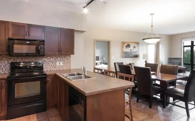 Corner Apartment with Lake View #518