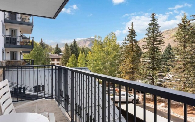 Cozy 2 Bedroom Slopeside Mountain Residence in Vail Village Just Steps From Gondola 1