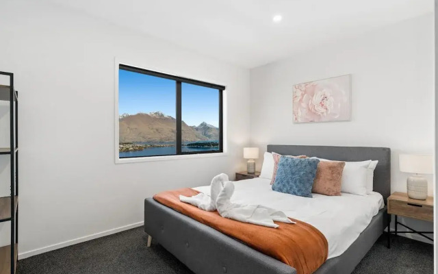 A Luckie Charm - 8 Bedroom Townhouse