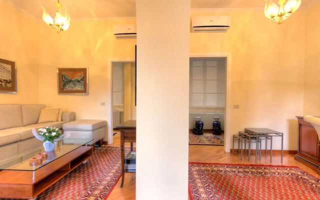 Spanish Steps Hills Apartment