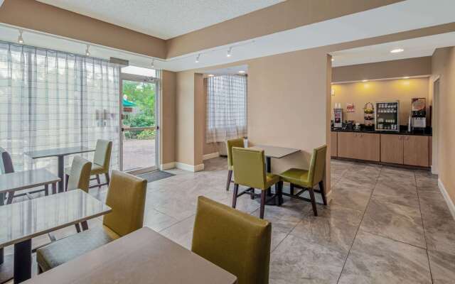 La Quinta Inn & Suites by Wyndham Naples Downtown
