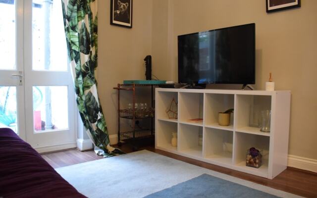 1 Bedroom Garden Flat in Zone 2