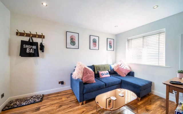 Charming & Central Apt w/ Garden & Free Parking