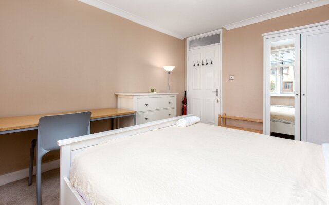 Metropolitan Close - Deluxe Guest Room