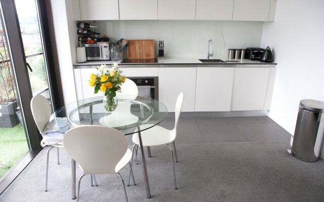 2 Bedroom Apartment Near Airport