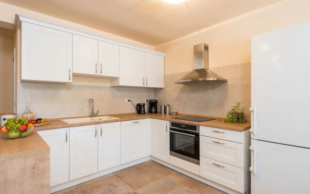 Sandra - With Swimming Pool - H