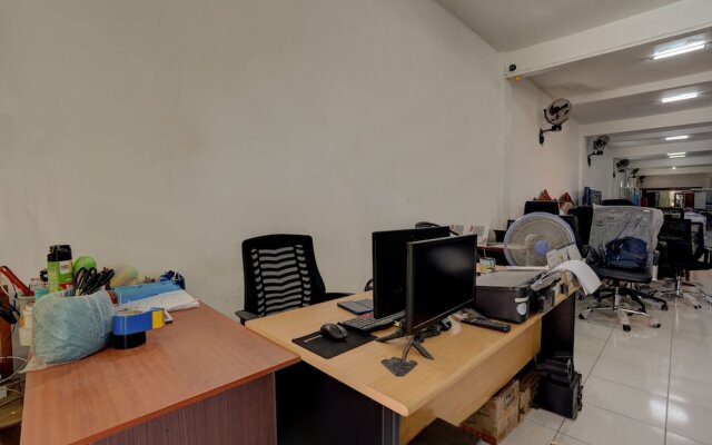 OYO 92896 Hotel Sahabat Syariah Near Plasa Telkom Bawean