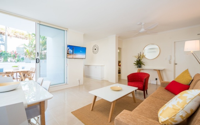 Private G/F 1 bedroom Carlton Apartment Cross the Road to Beach – Guest Rooms – Gold Coast