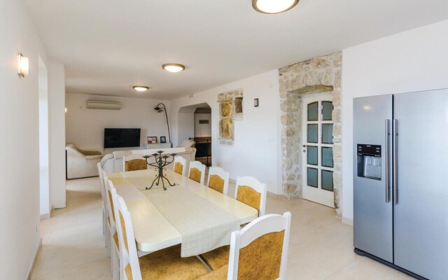 Stunning Home in Lovorno With Wifi and 5 Bedrooms