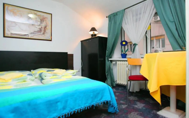 Hostel 021