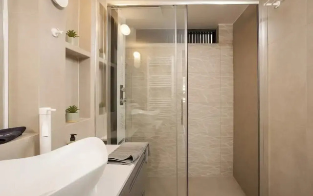 Demmi Central 2BR Designer Apt