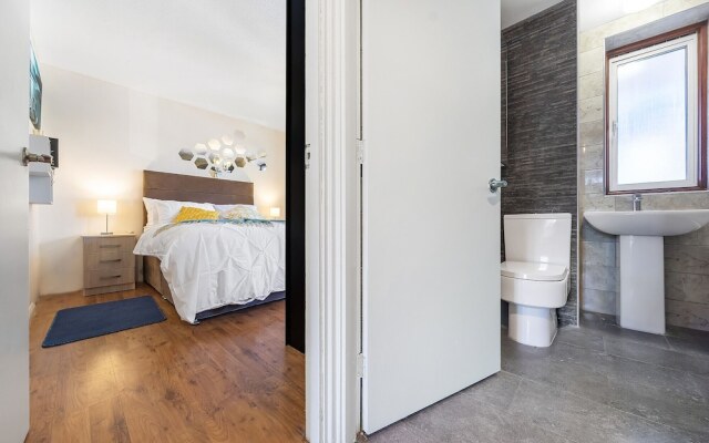 Canton Street - Deluxe Guest Room 4