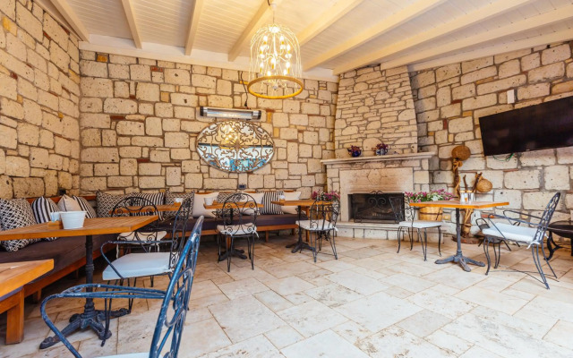 Alachi Hotel