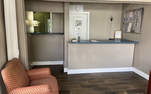 Inn Between The Hedges