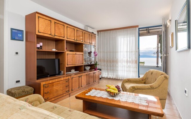 Beautiful Apartment in Icici With Wifi and 1 Bedrooms