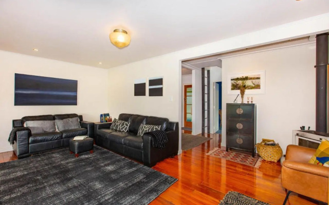 Waterfront Bach - Raglan Bach