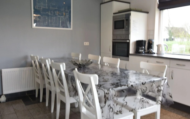 Spacious Farmhouse in Ijzendijke With Garden