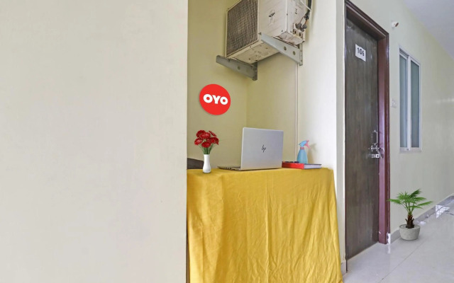 Super OYO 90936 Dk Reddy Square