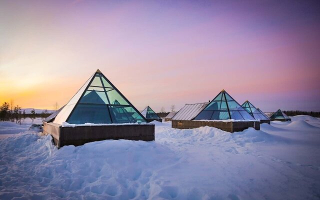 Aurora Pyramid Glass Igloos