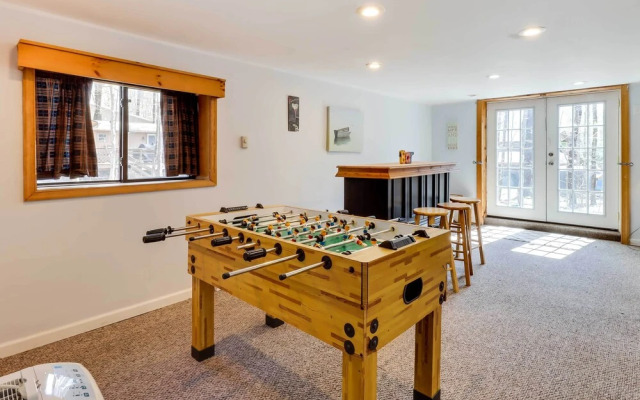 Spacious Pocono Lake House Near Skiing & Swimming!