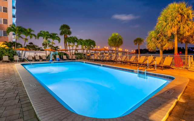 Winter the Dolphins Beach Club, Ascend Hotel Collection