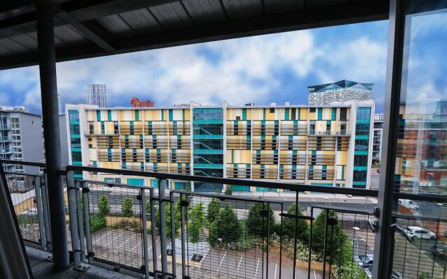 Mordern Top Floor Apartment With Free Parking