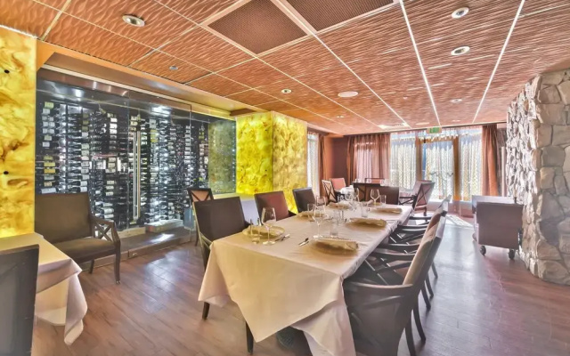 Ski in/out at Westgate, Remodeled studio, Resort amenities, Mutiple Pools, Spa and Restaurant 4803B