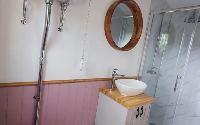 The Heartwood - Luxury Cabin Near York