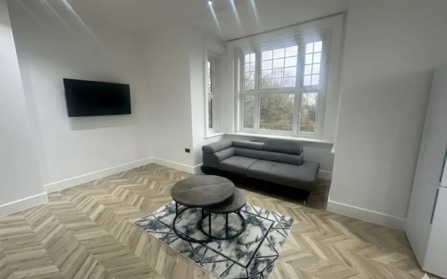 Dippen Hall Signature Apartment - Minutes From LGW