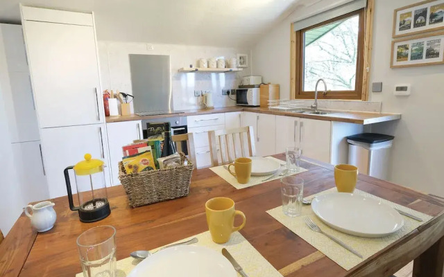 Merlins Cabin - 2 Bed - Blaen Cedi Farm