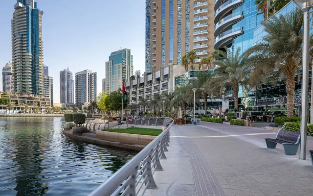 Chic and Stunning 2BR With Dubai Marina Views!