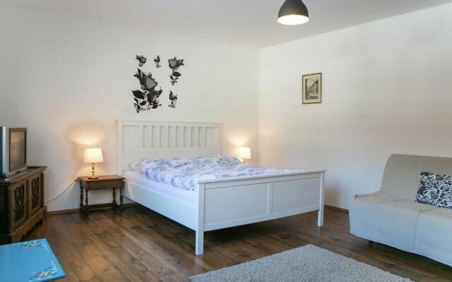 Pleasant Apartment with Sauna, Terrace,Garden,Darts, Parking