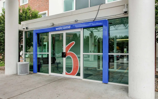 Super 8 by Wyndham Aurora East