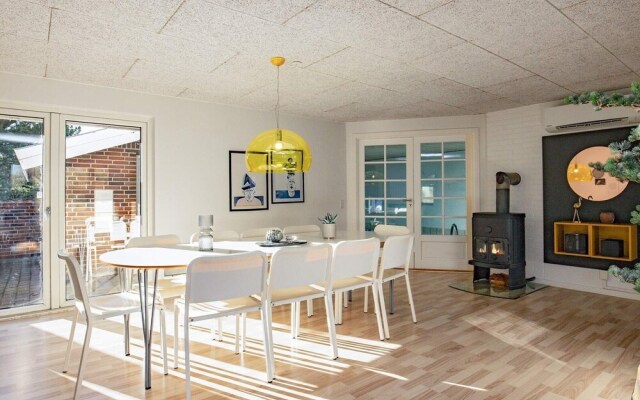 10 Person Holiday Home in Blavand