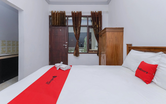 RedDoorz @ Pondok Candra