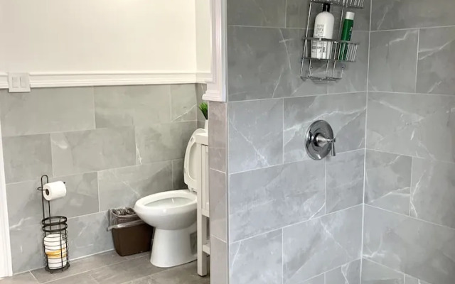 Texas Hold-em Duplex- 3BR Free Parking