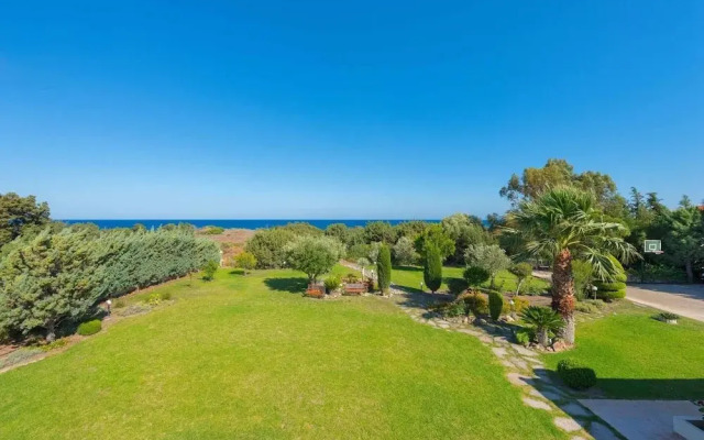 Stunning 5-bed Villa in Gennadi!